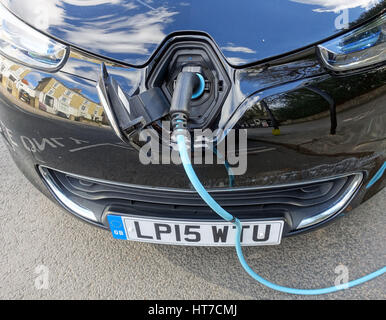 Auto elettrica essere ricaricati in Street, Londra Foto Stock