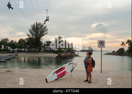 17.01.2017, Singapore, Repubblica di Singapore, in Asia - i turisti si siedono a Siloso Beach sull'Isola di Sentosa. Foto Stock