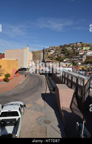 Pedoni incrocio tra Arizona e Sonora, Messico, presso l'U.S. Delle dogane e della protezione delle frontiere, Morley Gate stazione di confine, Nogales, Arizona, Stati Uniti. Foto Stock