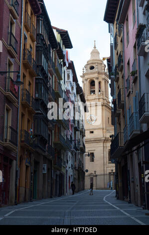 Vicolo di Pamplona, la città di San Fermin fiesta con i tori eseguire, con vista della cattedrale, la chiesa cattolica romana di Santa Maria la Real Foto Stock