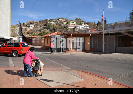 Pedoni incrocio tra Arizona e Sonora, Messico, presso l'U.S. Delle dogane e della protezione delle frontiere, Morley Gate stazione di confine, Nogales, Arizona, Stati Uniti. Foto Stock