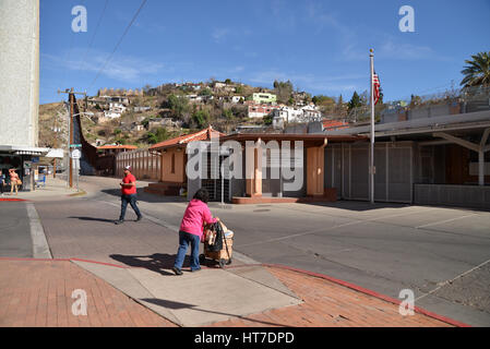 Pedoni incrocio tra Arizona e Sonora, Messico, presso l'U.S. Delle dogane e della protezione delle frontiere, Morley Gate stazione di confine, Nogales, Arizona, Stati Uniti. Foto Stock