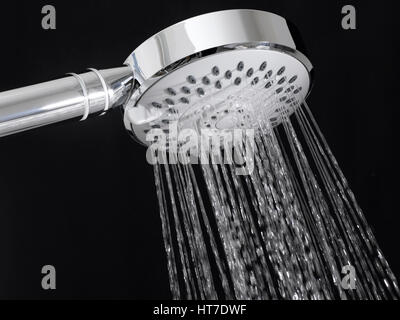 Chrome testa di doccia isolate su nero Foto Stock