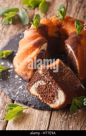 Tradizionali fatti in casa torta di marmo - Gugelhupf closeup sul tavolo. In verticale Foto Stock