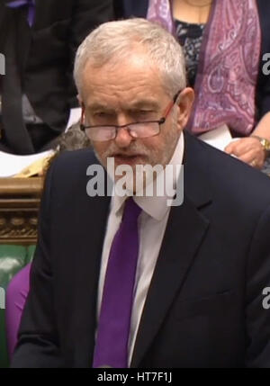 Leader laburista Jeremy Corbyn risponde dopo il Cancelliere dello Scacchiere Philip Hammond ha fatto la sua dichiarazione di bilancio ai parlamentari della Camera dei Comuni. Foto Stock