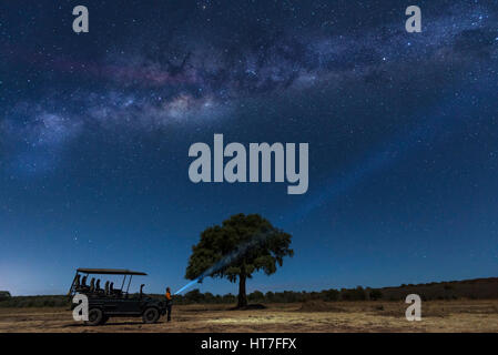 Un lone stargazer guardato le stelle in Africa Foto Stock