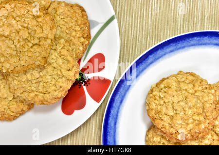 In casa i cookies di avena su piastre di grazioso Foto Stock