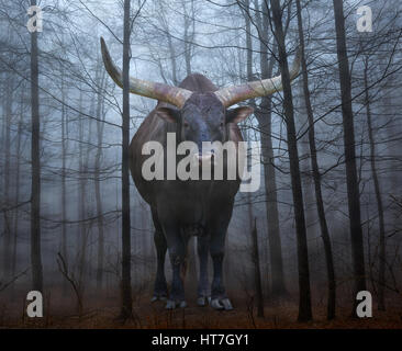 Immagine concettuale con un enorme watusi bull in una foresta di spaventoso nella nebbia Foto Stock