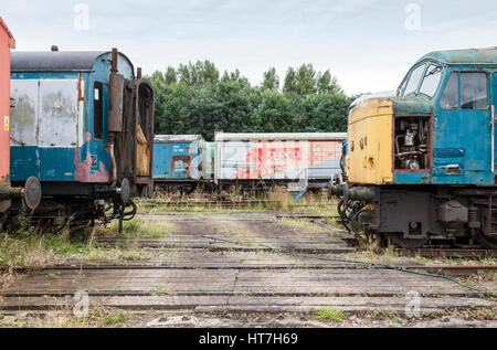 Il vecchio materiale rotabile comprese una locomotiva diesel e carrozze ferroviarie a Nottingham Transport Heritage Centre, England, Regno Unito Foto Stock