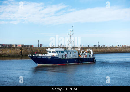 Nord Est custode lll pesca nave pattuglia entrando in porto di Whitby Foto Stock