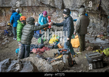 Gruppo di amici gustando un momento dopo l arrampicata su ghiaccio in Colorado Foto Stock