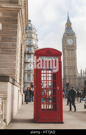 Le cabine telefoniche e il Big Ben a Londra in Inghilterra Foto Stock