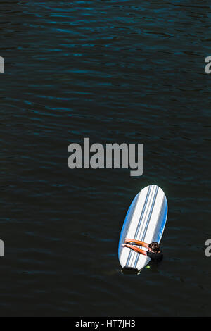 Un ragazzo giovane azienda su un Paddleboard sul fiume russo Foto Stock