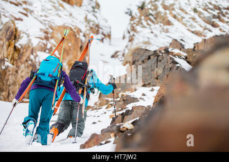 Due amici Backcountry sciare nelle montagne Wasatch Foto Stock