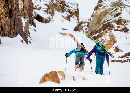 Due amici sci backcountry sul paesaggio innevato In Wasatch Mountains Foto Stock