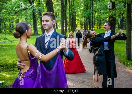 I giovani ballare il Tango in stazionamento a Saint Petersbug, Russia Foto Stock