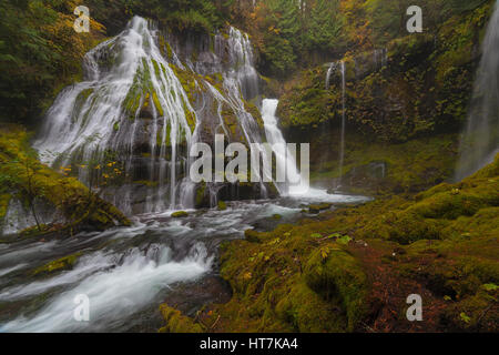 Base di Panther Creek Falls nello Stato di Washington durante la stagione autunnale Foto Stock