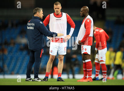 Ryan Shawcross di Stoke City (centro) e Bruno Martins Indi durante la partita della Premier League all'Etihad Stadium di Manchester. PREMERE ASSOCIAZIONE foto. Data immagine: Mercoledì 8 marzo 2017. Guarda la storia di calcio della PA Man City. Il credito fotografico dovrebbe essere: Mike Egerton/PA Wire. RESTRIZIONI: Nessun utilizzo con audio, video, dati, elenchi di apparecchi, logo di club/campionato o servizi "live" non autorizzati. L'uso in-match online è limitato a 75 immagini, senza emulazione video. Nessun utilizzo nelle scommesse, nei giochi o nelle pubblicazioni di singoli club/campionati/giocatori. Foto Stock