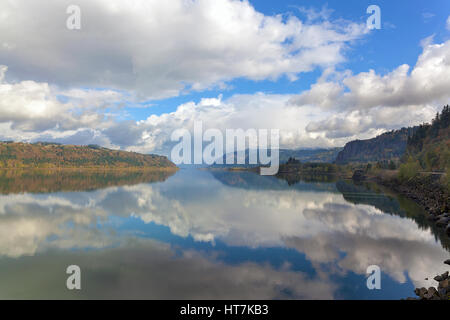 La riflessione di nuvole sul Columbia River Gorge in Oregon Foto Stock