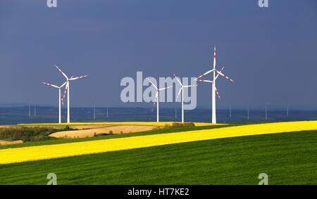 Bianco di turbine a vento sul cielo blu sullo sfondo. Austrian impianti eolici. Power saver sfondo. Foto Stock