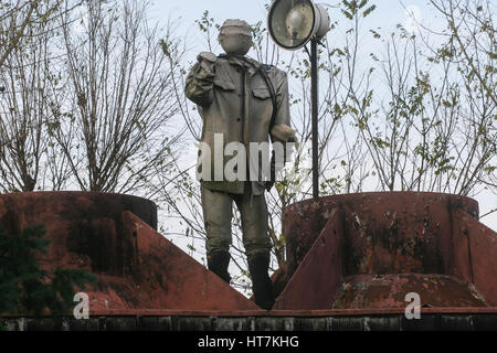 Craiova, Romania, 8 Novembre 2009: una statua di un soldato è visto nel Museo Rumeno della Repubblica socialista di Craiova. Foto Stock