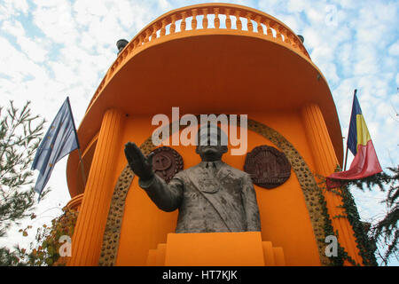 Craiova, Romania, 8 Novembre 2009: una statua dell'ex dittatore rumeno Nicolae Ceausescu è visto nel Museo di rumeno Republi socialista Foto Stock