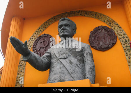 Craiova, Romania, 8 Novembre 2009: una statua dell'ex dittatore rumeno Nicolae Ceausescu è visto nel Museo di rumeno Republi socialista Foto Stock