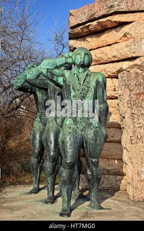 Statue di epoca comunista (esempi di 'ssocialista reallism') nel Memento Park, un museo a cielo aperto di circa 10 km SW di Budapest, Ungheria. Foto Stock