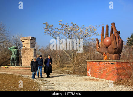 Statue di epoca comunista (esempi di 'ssocialista reallism') nel Memento Park, un museo a cielo aperto di circa 10 km SW di Budapest, Ungheria. Foto Stock