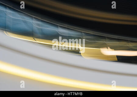 Colorata orizzontale di motion blur texture di sfondo. Abstract gli effetti di luce di pubblico interno da un otturatore a bassa velocità e una lunga esposizione shot. Foto Stock