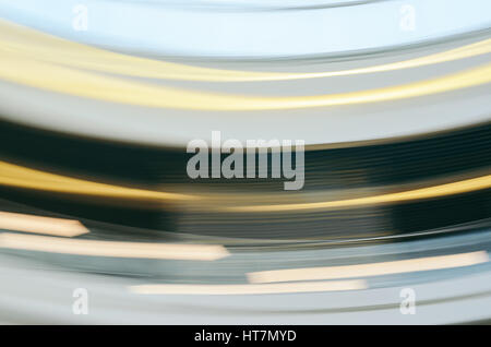 Colorata orizzontale di motion blur texture di sfondo. Abstract gli effetti di luce di pubblico interno da un otturatore a bassa velocità e una lunga esposizione shot. Foto Stock