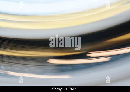 Colorata orizzontale di motion blur texture di sfondo. Abstract gli effetti di luce di pubblico interno da un otturatore a bassa velocità e una lunga esposizione shot. Foto Stock