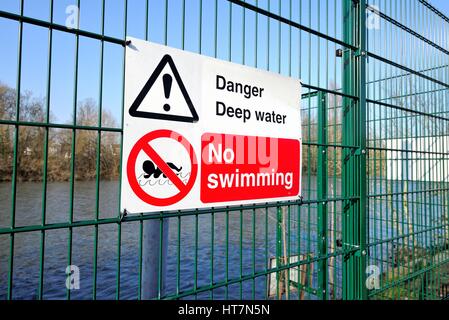 Nessun segno di nuoto su un recinto dal fiume Tamigi west London REGNO UNITO Foto Stock