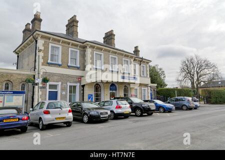 Esterno di Teddington stazione ferroviaria west London REGNO UNITO Foto Stock