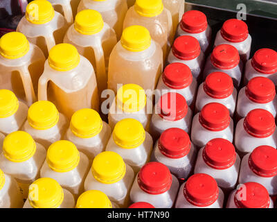 Succo di plastica bottiglie sostenibile organico sidro di mele bevande per la salute in vendita al Mercato degli Agricoltori Embarcadero San Francisco California USA Foto Stock