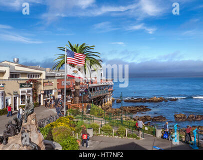 Il complesso di negozi e ristoranti di Cannery Row, con la bandiera americana Star & Stripes che sorvola Monterey California USA Foto Stock