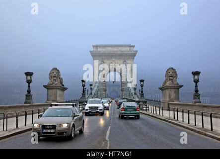 La catena di Széchenyi metà ponte nascosto nella nebbia. Budapest, Ungheria. Foto scattata dal lato di Pest. Foto Stock