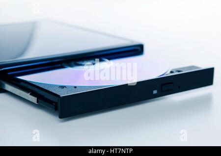 Esterno il disco ottico scrittore. Compatto dispositivo collegato tramite porta USB. CD e DVD di dati di backup. Foto Stock