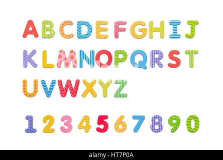 Carta colorata alfabeto magneti su una lavagna. Set di lettere isolati su sfondo bianco Foto Stock