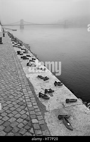 "Le Zappe sulla sponda del Danubio' memorial sul lato di Pest, Budapest, Ungheria. Foto Stock
