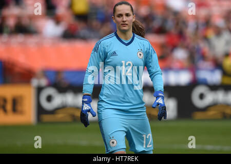 Washington DC, Stati Uniti d'America. 07Th Mar, 2017. In Germania il portiere Laura Benkarth (12) passeggiate all'obiettivo durante il confronto tra le donne del team nazionali di Germania e Inghilterra al SheBelieves Cup al RFK Stadium di Washington DC. La Germania ha vinto la partita 1-0. John Middlebrook/CSM/Alamy Live News Foto Stock