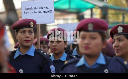 Kathmandu, Nepal. 8 Mar, 2017. Il personale di polizia di partecipare a un rally segna la Giornata internazionale della donna a Kathmandu, Nepal, 8 marzo 2017. Credito: Sunil Sharma/Xinhua/Alamy Live News Foto Stock
