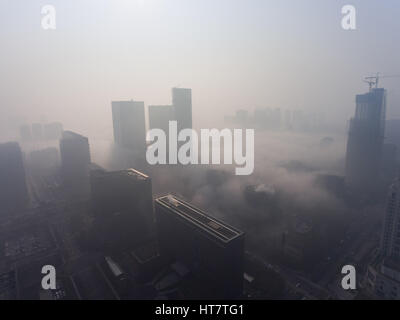 Chengdu, in Cina. 8 Mar, 2017. Foto scattata il 8 marzo 2017 mostra la nebbia avvolta edifici di Chengdu, capitale del sud-ovest della Cina di provincia di Sichuan. Credito: Jiang Hongjing/Xinhua/Alamy Live News Foto Stock