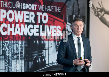 Herzogenaurach, Germania. 08 Mar, 2017. Robin Stalker, il CFO in uscita per Adidas, in occasione di una conferenza stampa alla quale la società ha rilasciato la sua relazione finanziaria per il 2016 in Herzogenaurach, Germania, 08 marzo 2017. Foto: Daniel Karmann/dpa/Alamy Live News Foto Stock