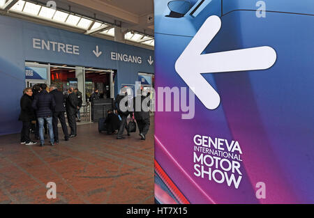 Ginevra, Svizzera. 08 Mar, 2017. La zona di ingresso alla 87th Geneva International Motor Show. La mostra è aperta alla stampa dal 09.03.17 e il pubblico in generale dal 19.03.17. Foto: Uli Deck/dpa/Alamy Live News Foto Stock