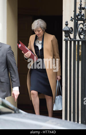 Londra, Regno Unito. 08 Mar, 2017. Il primo ministro Theresa Maggio lascia 10 Downing Street davanti del bilancio 2017 di Londra. Credito: Alan D Ovest/Alamy Live News Foto Stock