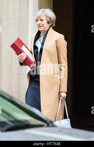 Londra, Regno Unito. 08 Mar, 2017. Il primo ministro Theresa Maggio lascia 10 Downing Street davanti del bilancio 2017 di Londra. Credito: Alan D Ovest/Alamy Live News Foto Stock