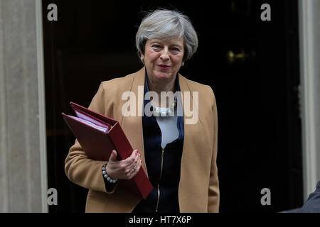 A Downing Street, Londra, Regno Unito. 8 Mar, 2017. Il primo ministro Teresa può lasciare Downing Street sulla giornata di bilancio. Credito: Dinendra Haria/Alamy Live News Foto Stock