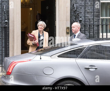 Londra, Regno Unito. 8 Mar, 2017. Il Primo Ministro lascia 10 Downing Street davanti del bilancio Credito: Ian Davidson/Alamy Live News Foto Stock