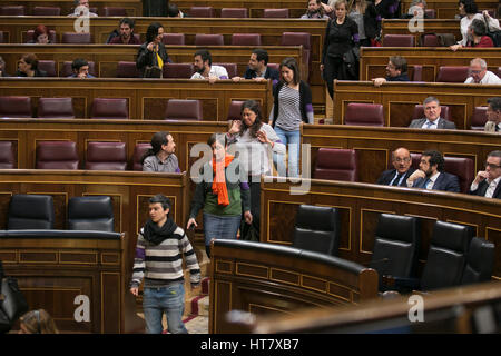 Madrid, Spagna. 08 Mar, 2017. Donne politici lasciare il Parlamento spagnolo a causa delle donne giorno arrestare durante una sessione ordinaria a Madrid, mercoledì 08, Marzo 2017. Credito: Gtres Información más Comuniación on line, S.L./Alamy Live News Foto Stock